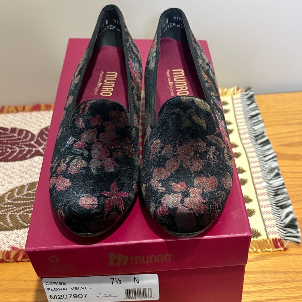 Munro Cerise Floral Velvet Loafers Multi On Black Sz 7.5 N New